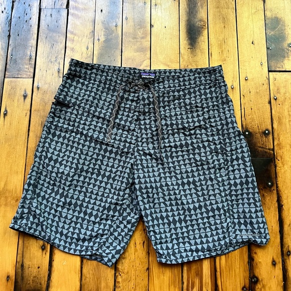 Patagonia Wavefarer Men’s 38 Board Shorts Trunks Worn Wear Geometric Pattern - Picture 1 of 11